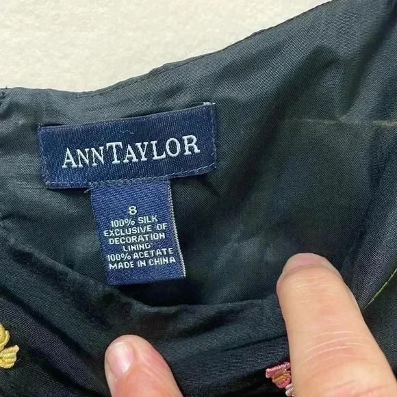 ANN TAYLOR 100% SILK black embroidered dress. Size 8 Side zip sleek & sexy date - Picture 3 of 4